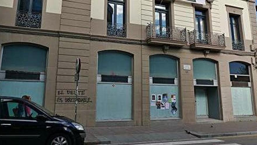 Exterior de l&#039;edifici del número 30 del carrer Guimerà, que fins ara havia tingut un ús financer