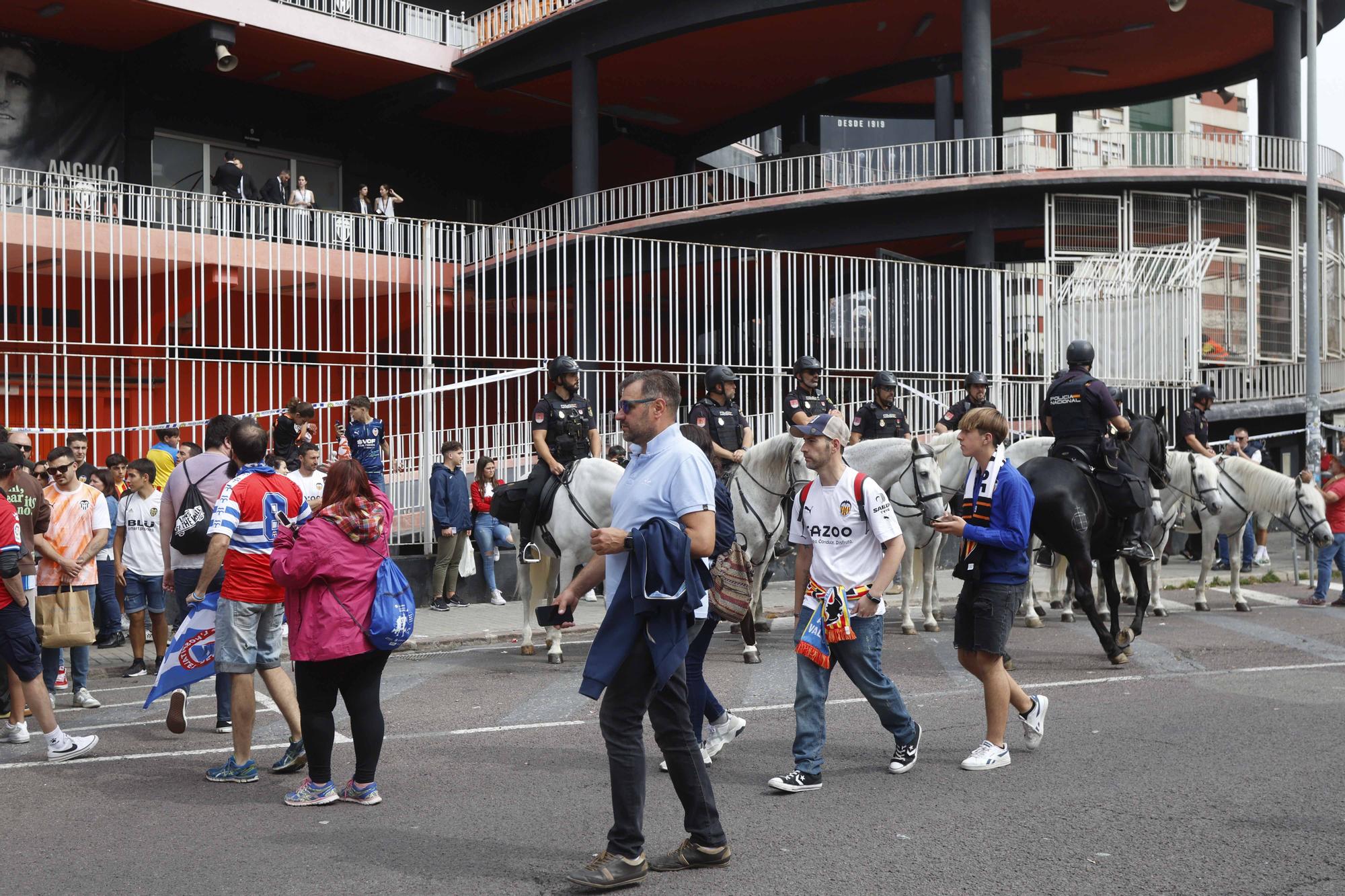 Ambiente festivo en la recepción al equipo