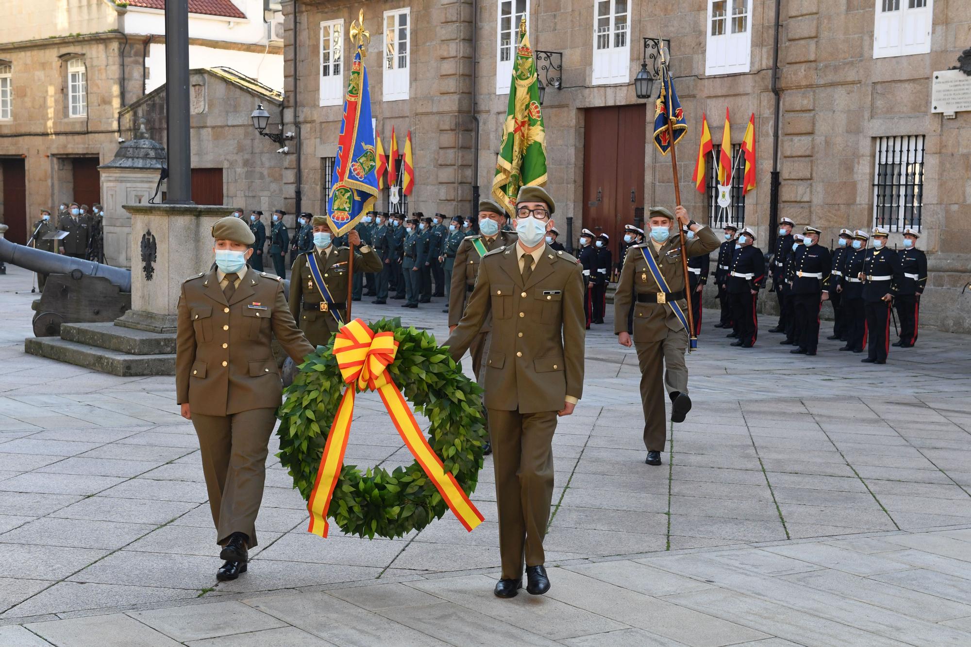 Acto de celebración por la Fiesta Nacional en la plaza de la Constitución