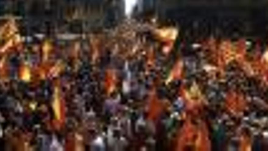 Banderes espanyoles i catalanes van compartir protagonisme en la manifestació pels carrers de Barcelona.