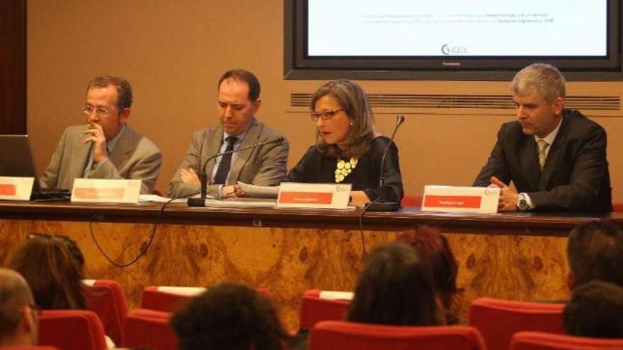 Albino Prada, Xavier Labandeira, Teresa Pedrosa y Santiago Lago, ayer, en la Zona Franca. / ricardo grobas