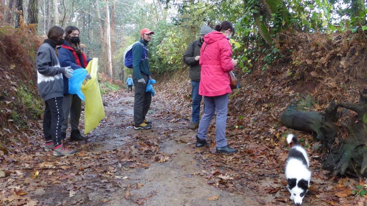 Participantes en la limpieza, en un camino en Dexo.   | // L.O.