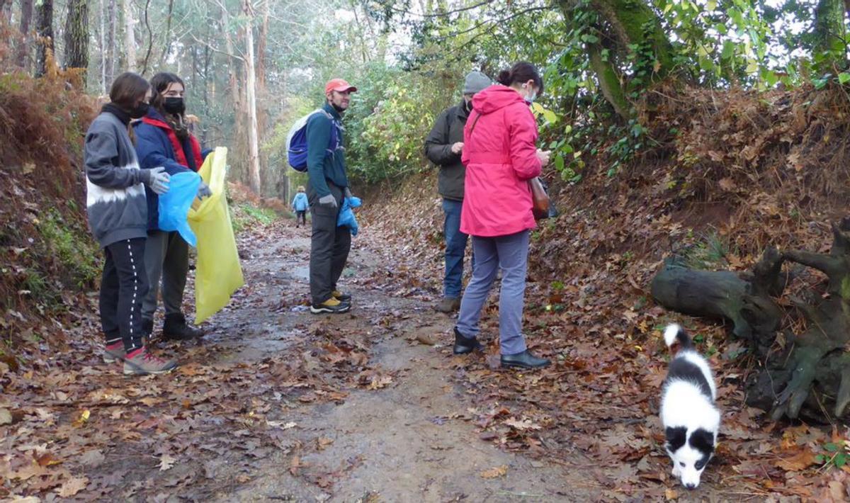 Participantes bajo la Cova do Ladrón.   | // L.O.