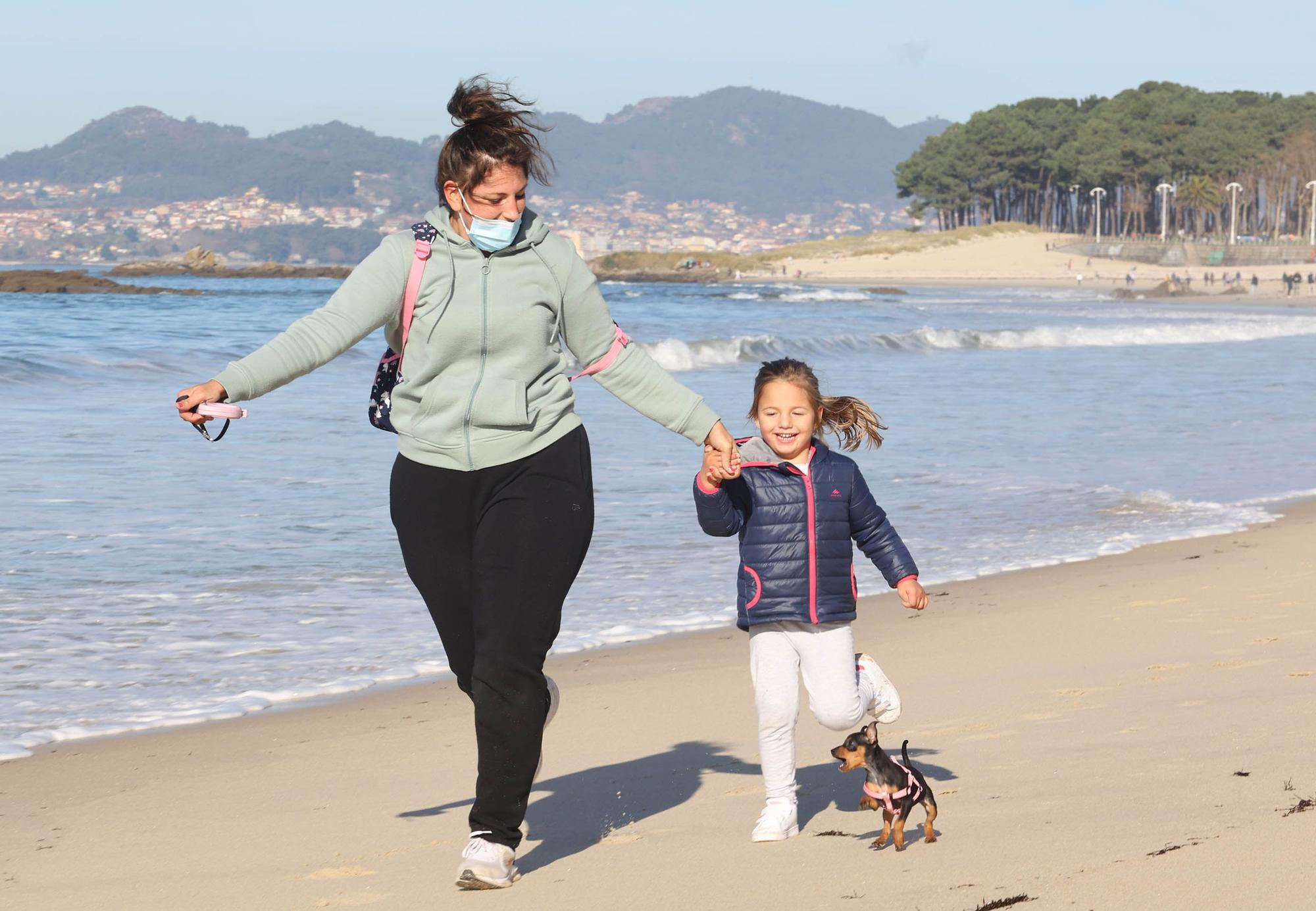 Vigueses y mascotas disfrutan del buen tiempo en Samil