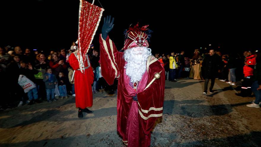 Los Reyes Magos recorren las calles de Ibiza