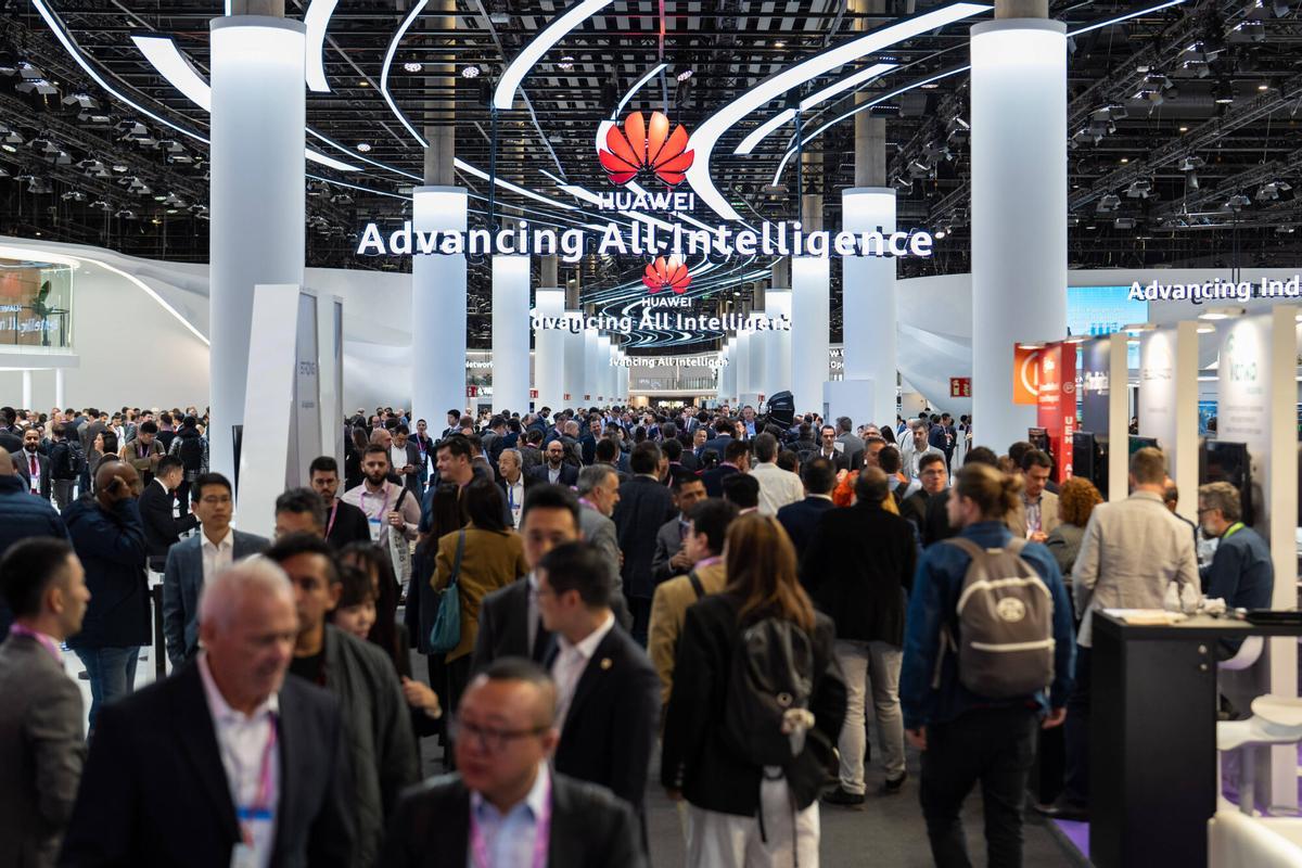 Ambiente en la zona Huawei durante el primer dia del Mobile World Congress 2026.