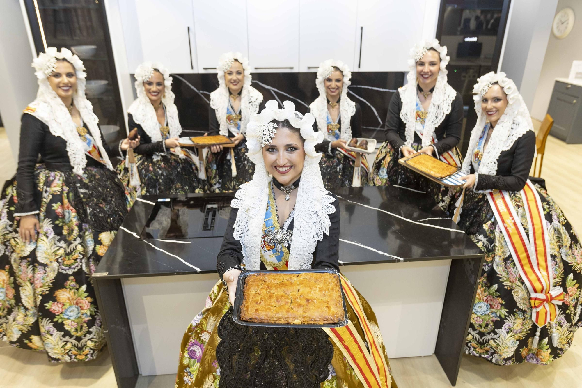 La Bellea del Foc y sus damas de honor cocinan la Fiesta a fuego lento
