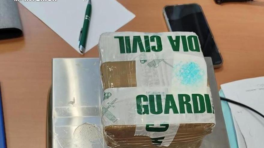 Detienen a un hombre en Gando con más de 1 kilo de cocaína en el equipaje de mano