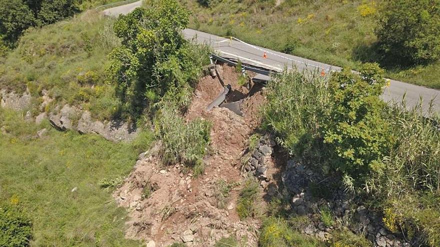 Construcció de l&#039;escullera de pedra al talús esllavissat