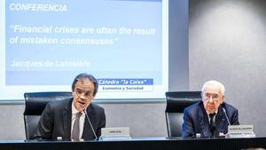 El presidente de Caixabank, Jordi Gual, y Jacques de Larosiere, exdirector gerente del FMI.