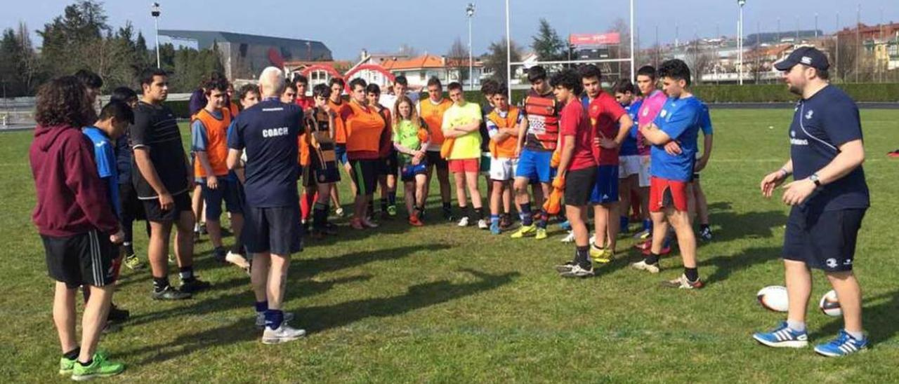 Participantes en el campus, atendiendo a las explicaciones de los entrenadores del club irlandés de Leinster. mikes la calzada