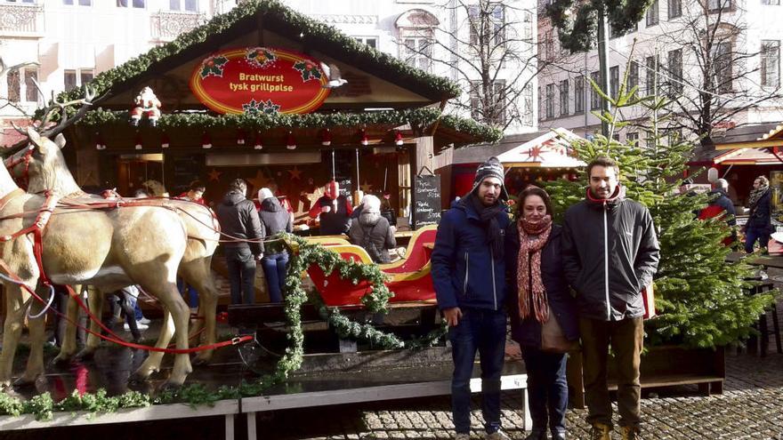 Visitando uno de los numerosos mercadillos navideños que se instalan en Dinamarca. toni Ruiz