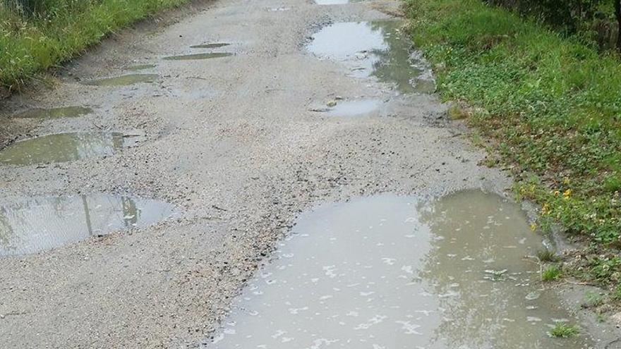 Socavones en el vial de servicio del Eje Atlántico. // Vaipolorío