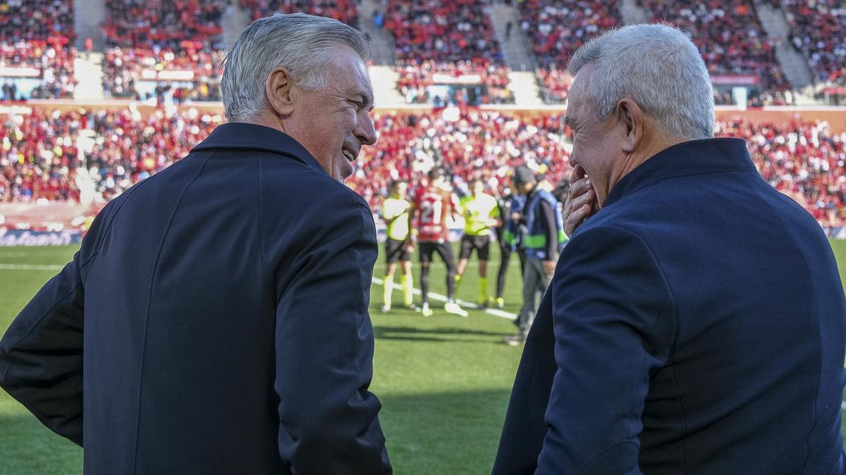 Ancelotti y Aguirre dialogan antes del arranque del encuentro.