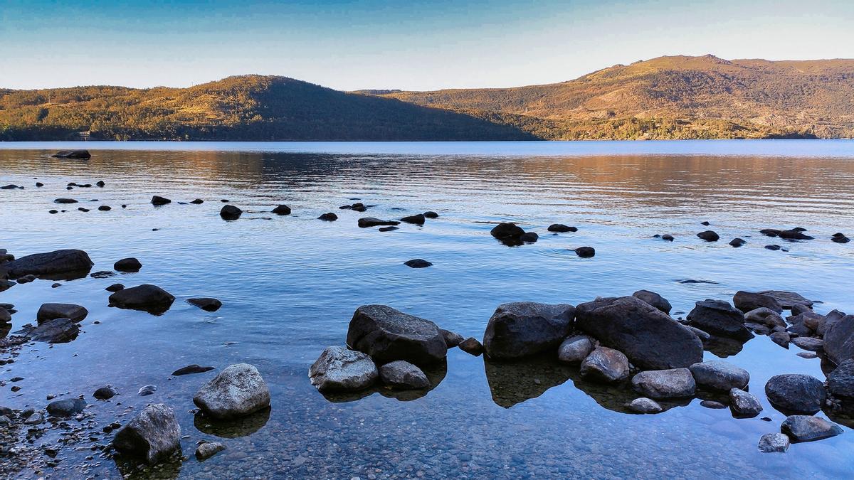 El lago de origen glaciar más grande de España.