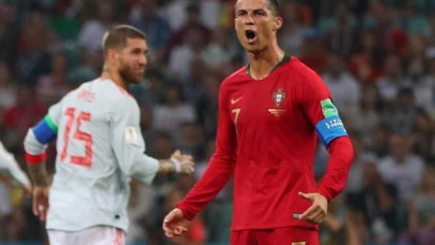 Cristiano Ronaldo celebra un gol sota la mirada de Sergio Ramos