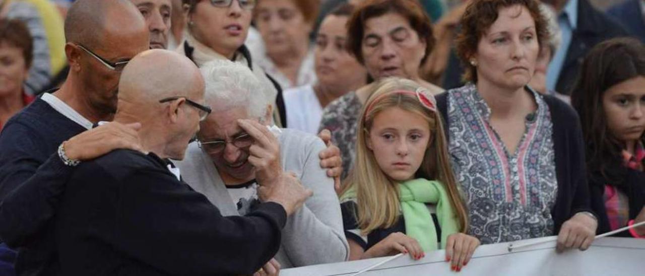 El padre de Sonia Iglesias intenta consolar a la madre de Sonia durante la concentración de 2015. // G. S.