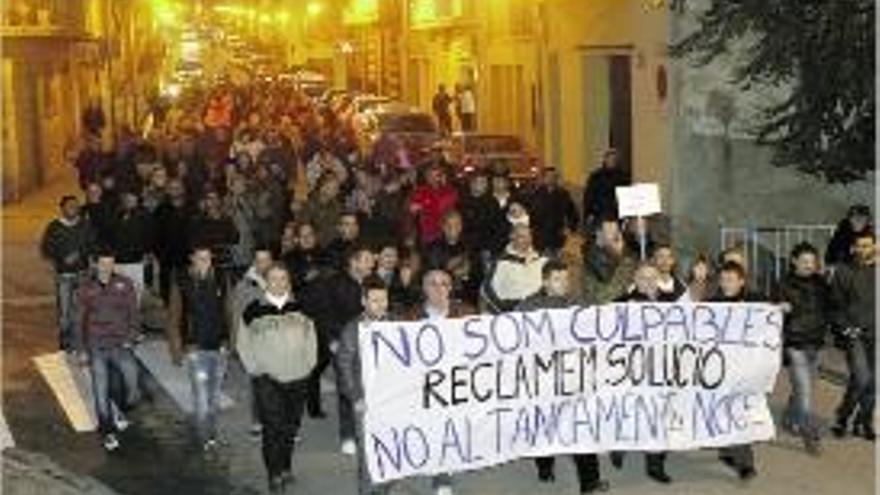 Unes 150 persones es van manifestar contra el tancament de Noge.