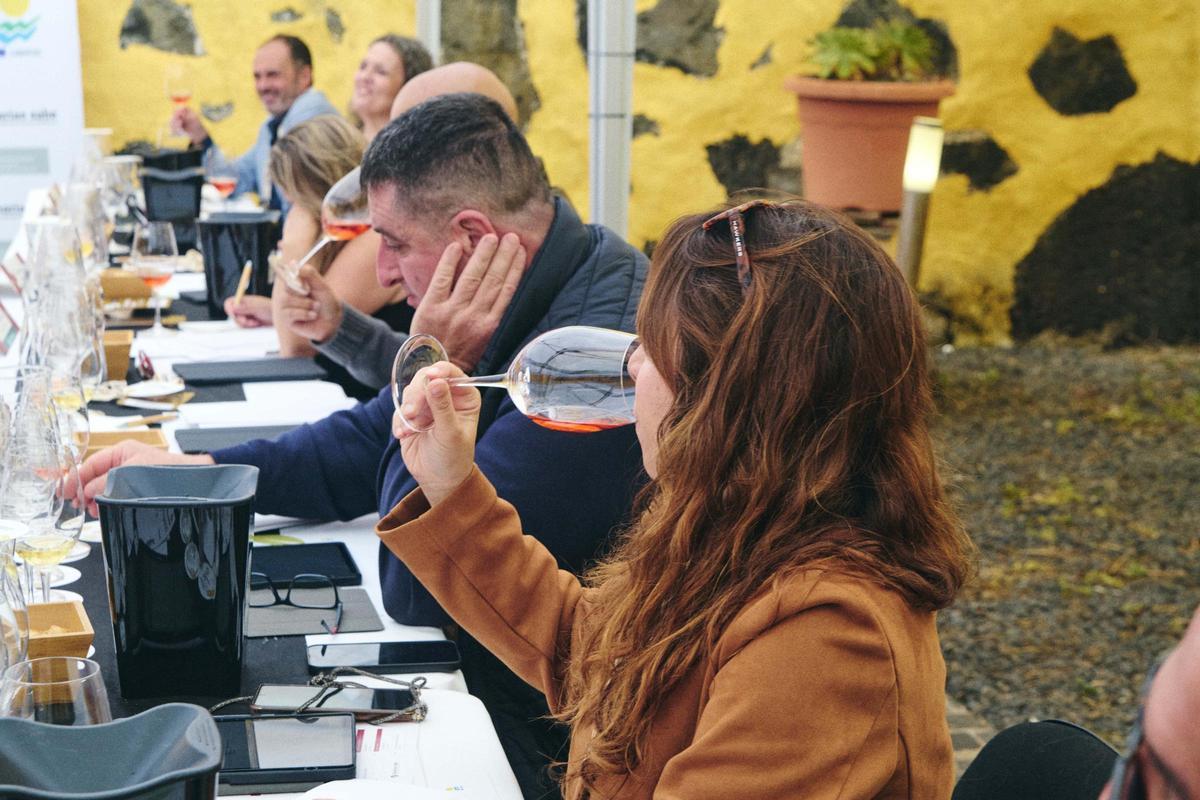Una de las participantes en una cata realiza una degustación de un vino.