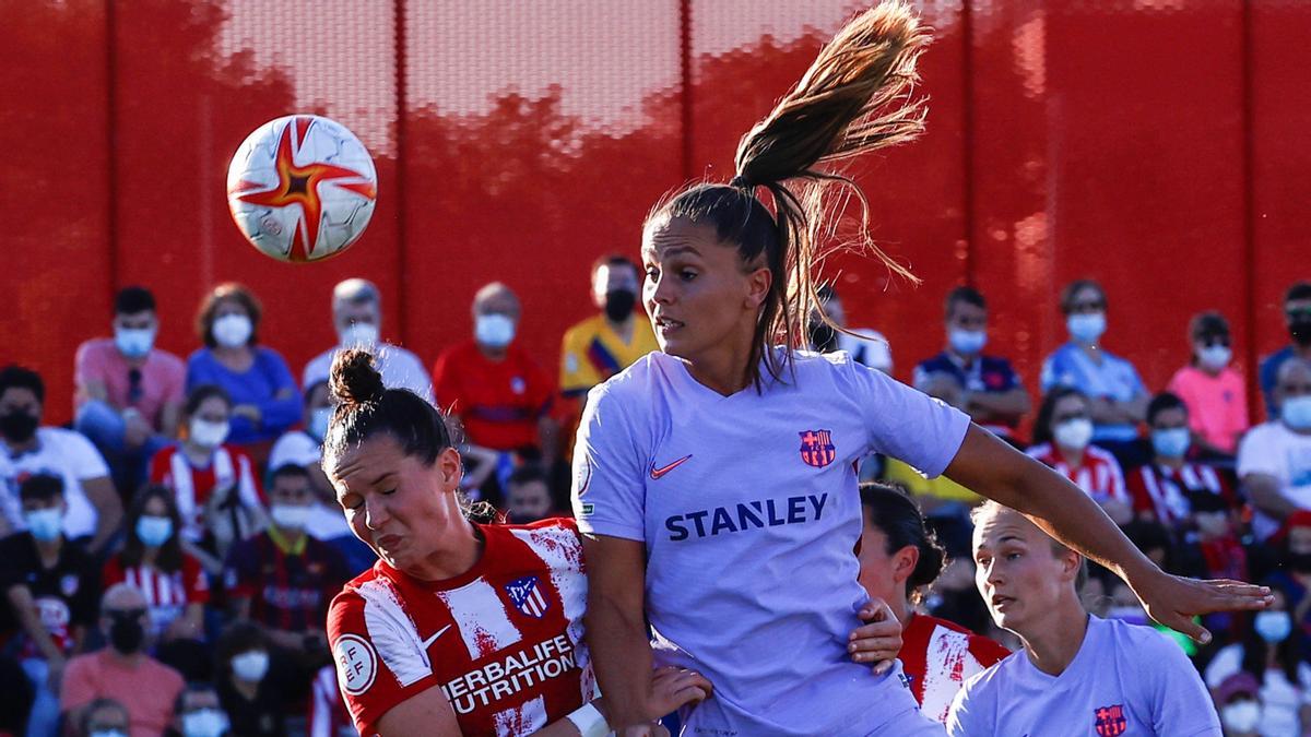 Martens remata de cabeza ante una jugadora rojiblanca.