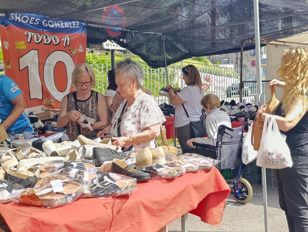 Vestidos y sandalias reinan en el mercado de la Pola