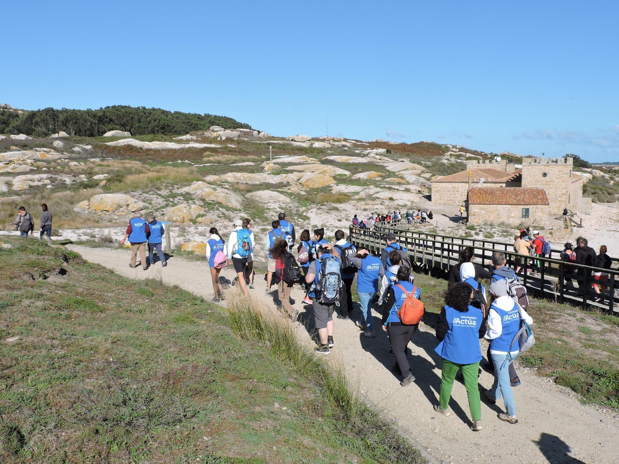 Así luchan los voluntarios de Abanca contra la basura marina y las plantas invasoras en la isla de Sálvora.