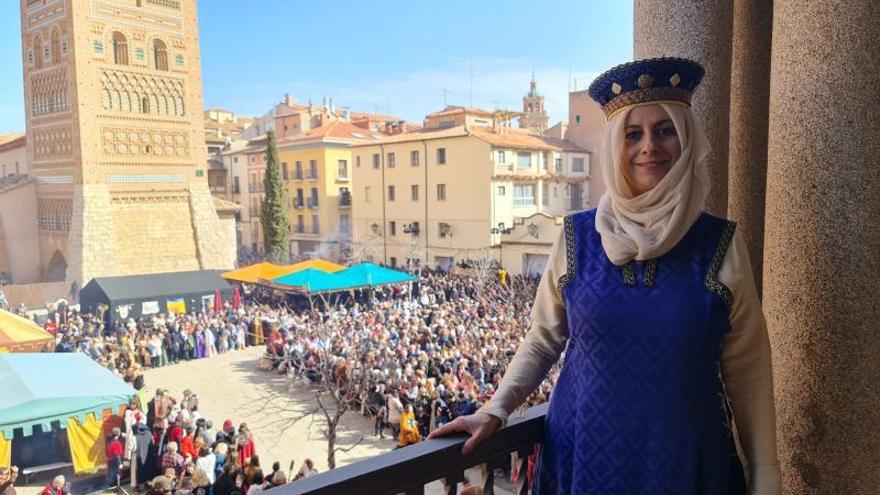 La alcaldesa de Teruel, Emma Buj, este domingo ante una abarrotada plaza del Seminario, en Teruel.