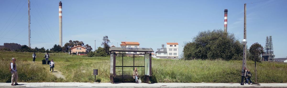 Álex García, junto al coche, en un aparcamiento del hospital, con la playa de Santa Cristina enfrente.   | // VACA FILMS