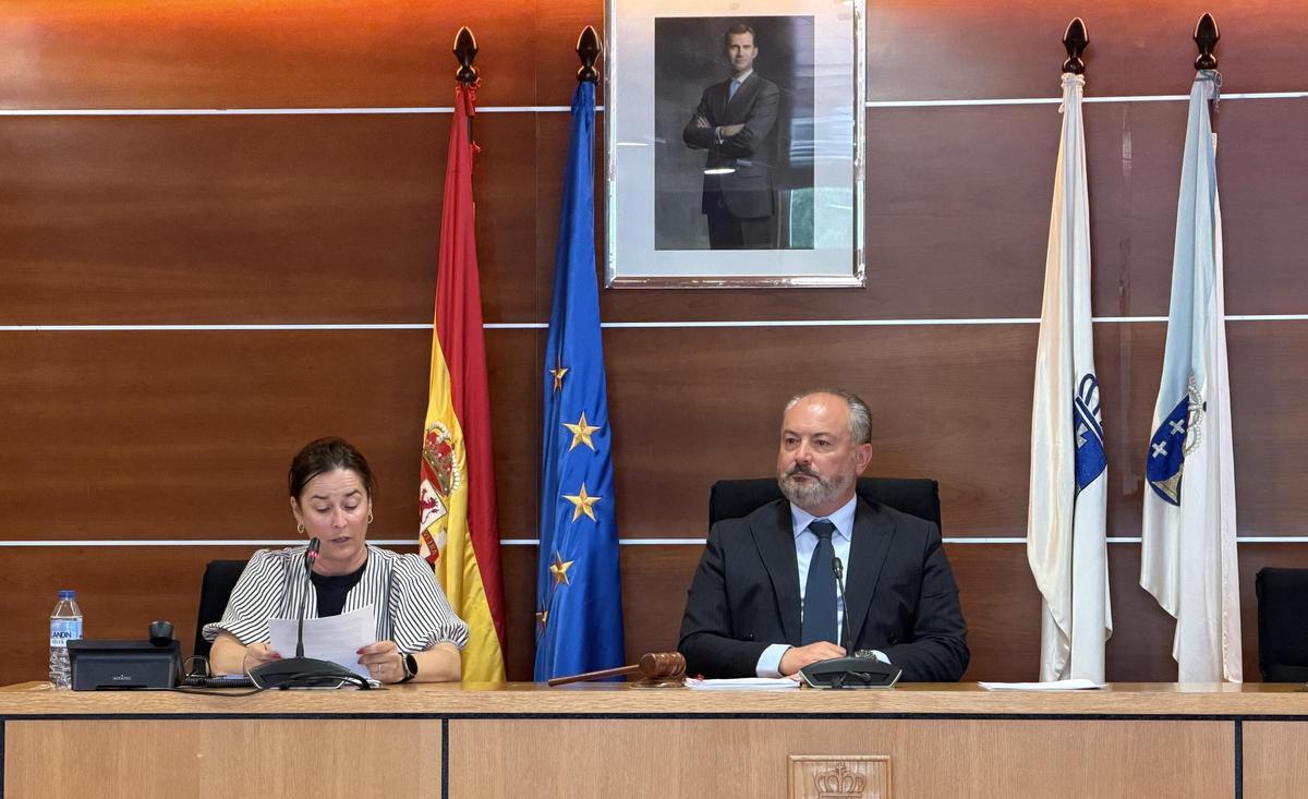 La secretaria municipal y el alcalde de Culleredo durante el Pleno