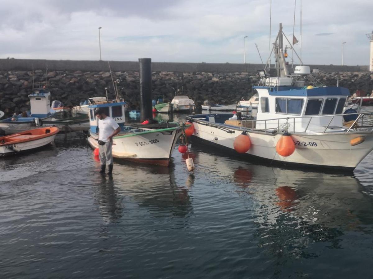 El presidente de la cofradía en uno de los momentos con la marea más baja.