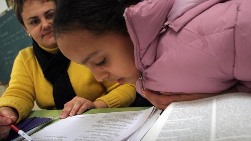 Una alumna recibe clases de refuerzo en su centro.