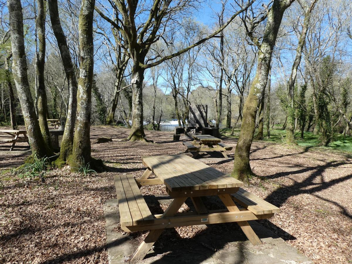 El río Tambre pasa por Sigüeiro pero antes de llegar a esta localidad existe una gran isla en su cauce denominada Illa do Refuxio