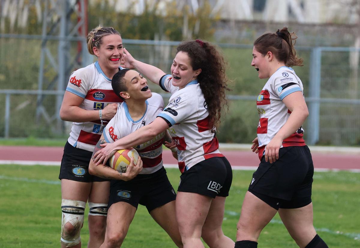 Las jugadoras del CRAT celebran un ensayo ante el Complutense.