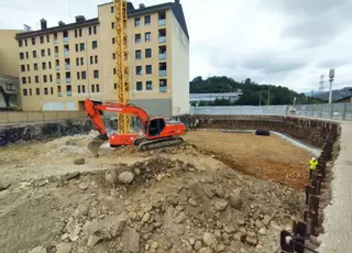 La obra de los 60 pisos de alquiler para jóvenes de Langreo avanza con la cimentación