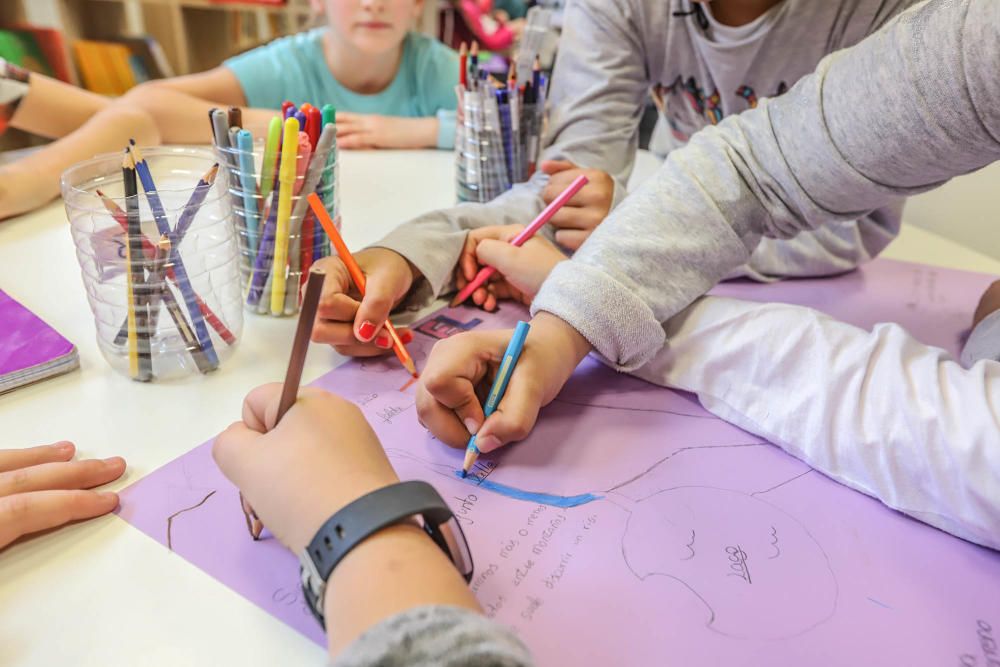 El centro pone en marcha un espacio multiusos para un alumnado diverso, con más de un 60% de extranjeros y muy bien acogido por la comunidad escolar de Orihuela Costa