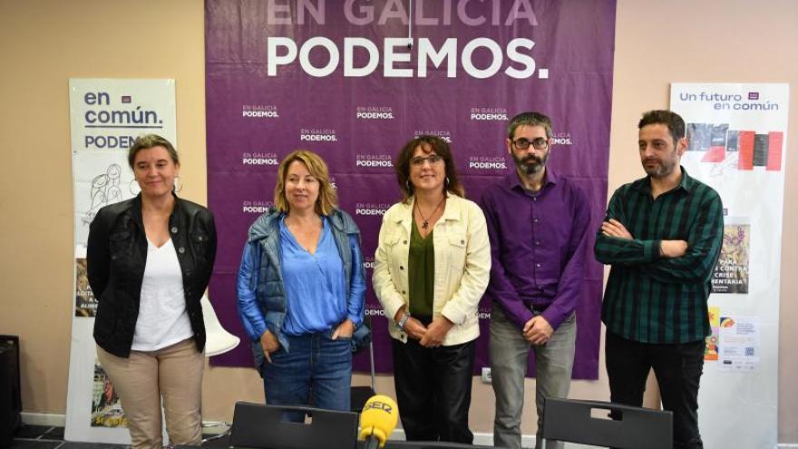 Isabel Faraldo, en el centro, con la candidatura de Podemos.   | // V. ECHAVE