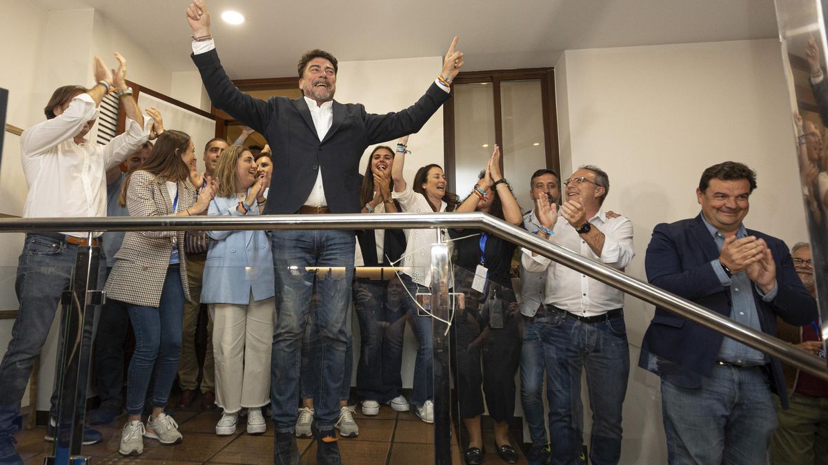 Barcala celebrando la victoria la noche de las elecciones.