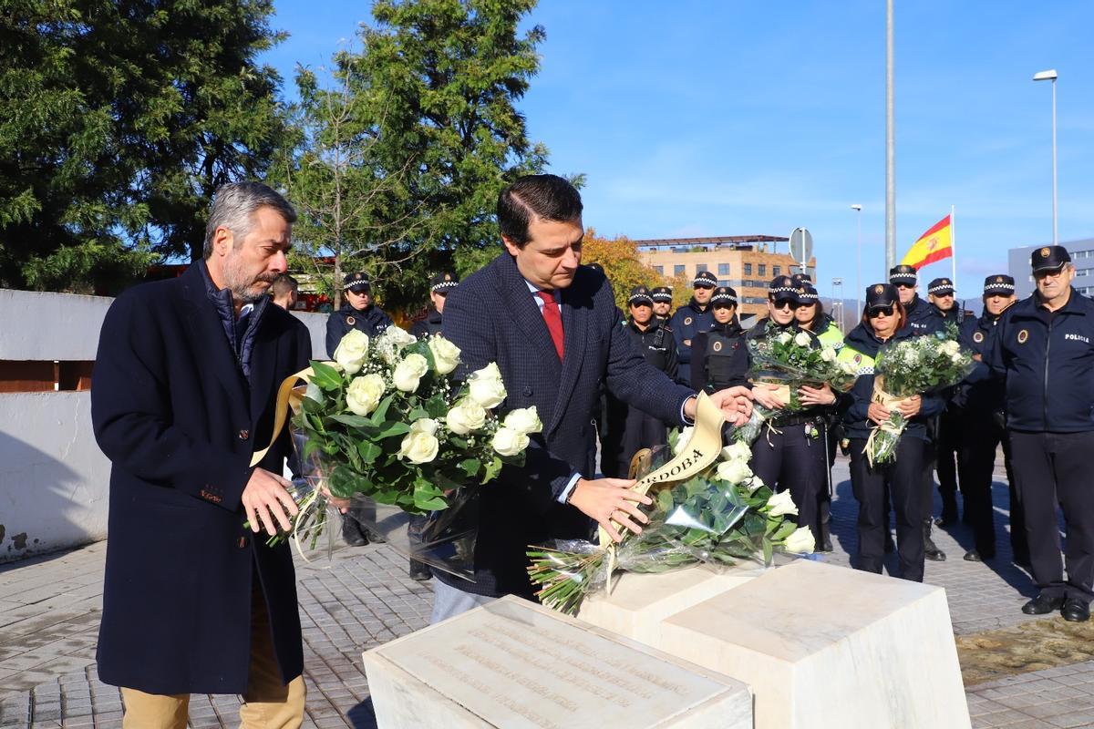 Miguel Ángel Torrico y el alcalde, José María Bellido, depositan la ofrenda del Ayuntamiento en el monolito de Llanos del Pretorio.