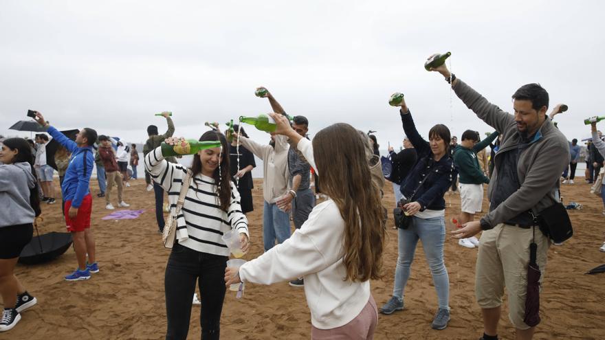 La lluvia, el gran enemigo del masivo escanciado en la gijonesa playa de Poniente