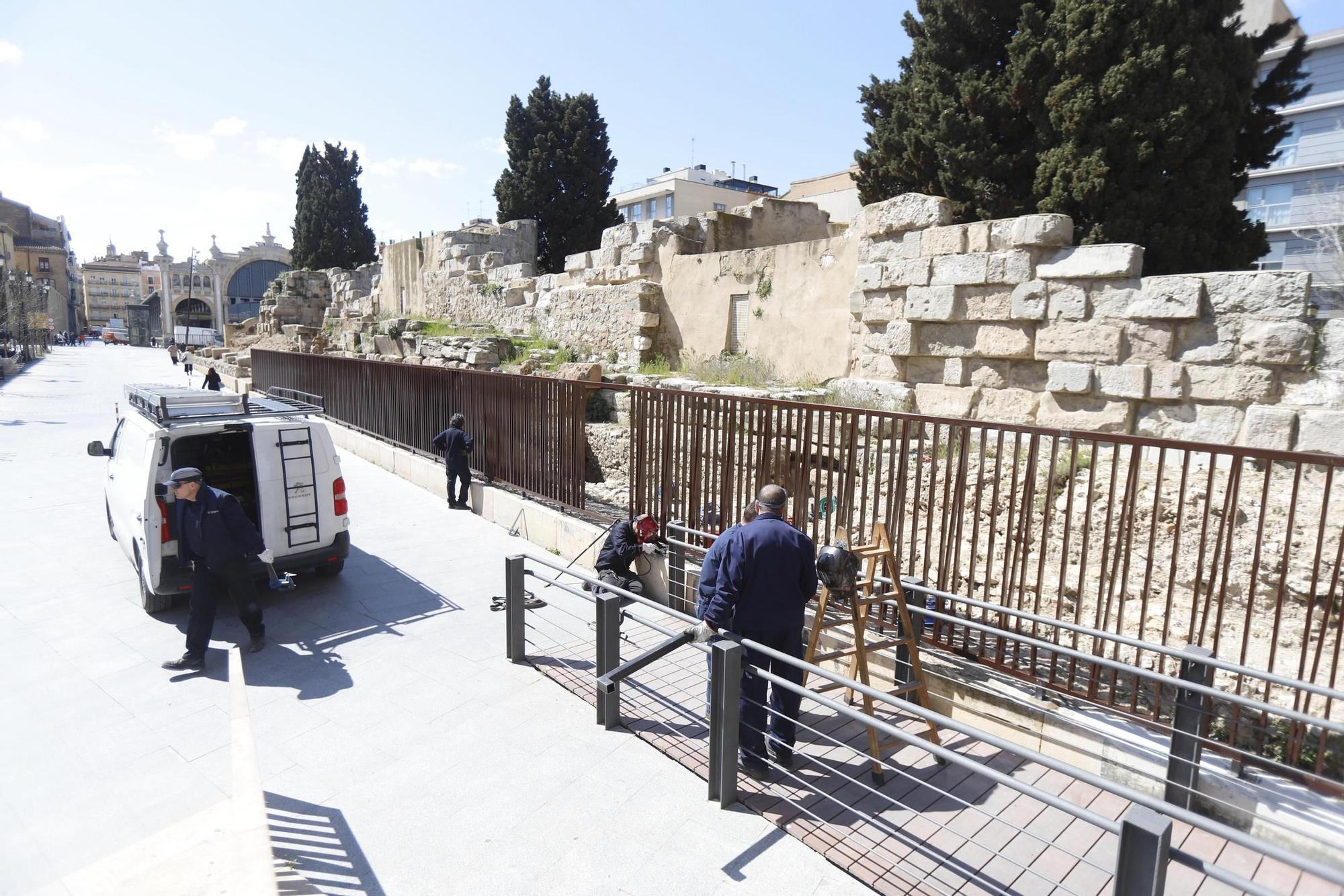 En imágenes | Colocan vallas en las Murallas Romanas de Zaragoza
