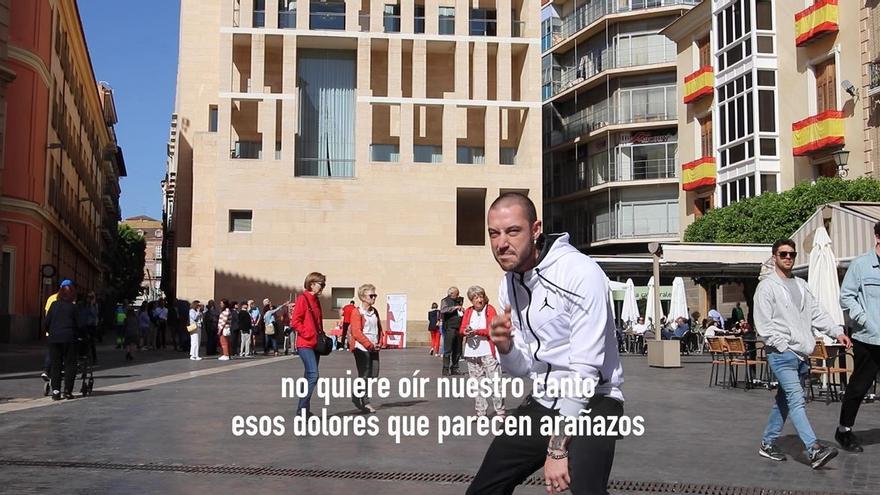 VÍDEO: Un candidato a la alcaldía de Murcia se lanza al cuello de Serrano y Ballesta a ritmo de &#039;rap&#039;