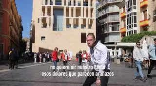 VÍDEO: Un candidato a la alcaldía de Murcia se lanza al cuello de Serrano y Ballesta a ritmo de 'rap'