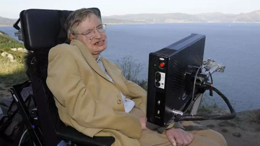 Stephen Hawking, astrofísico: “La inteligencia es la capacidad de adaptarse al cambio”
