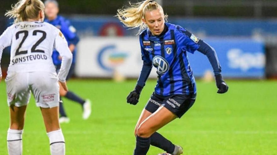 Synne Jensen, aún en filas del Stabæk, dribla a una adversaria.