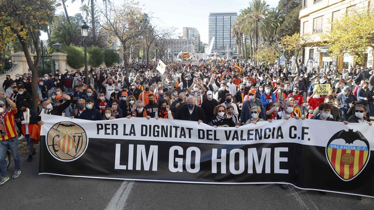 Imagen de la multitudinaria manifestación contra Peter Lim en Valencia