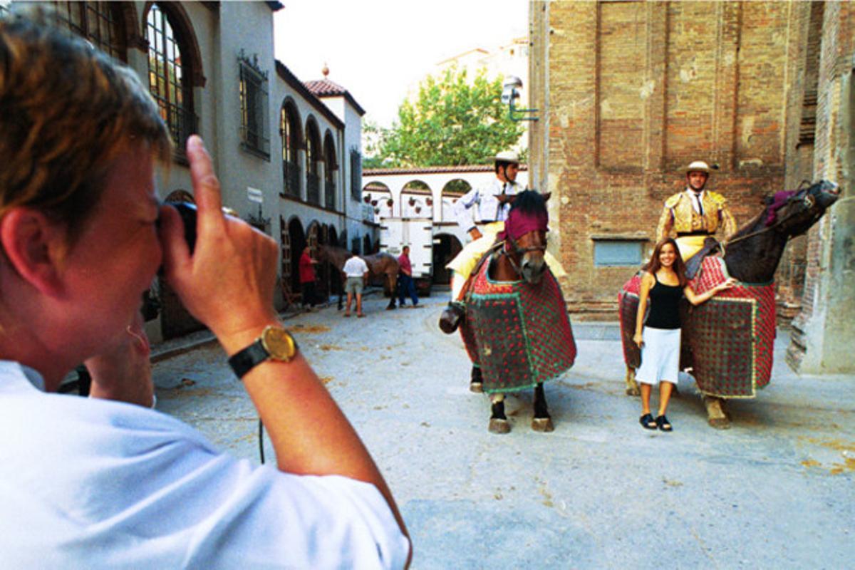 Turistes fan fotos davant de la Monumental, l’agost del 2000.