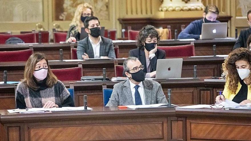 Francina Armengol, Pedro Yllanes, de Podemos, y Pilar Costa, ayer, en el Parlament.