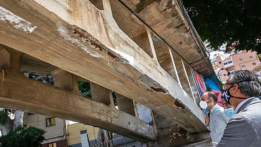 Dámaso Arteaga, en una de las inspecciones al puente.