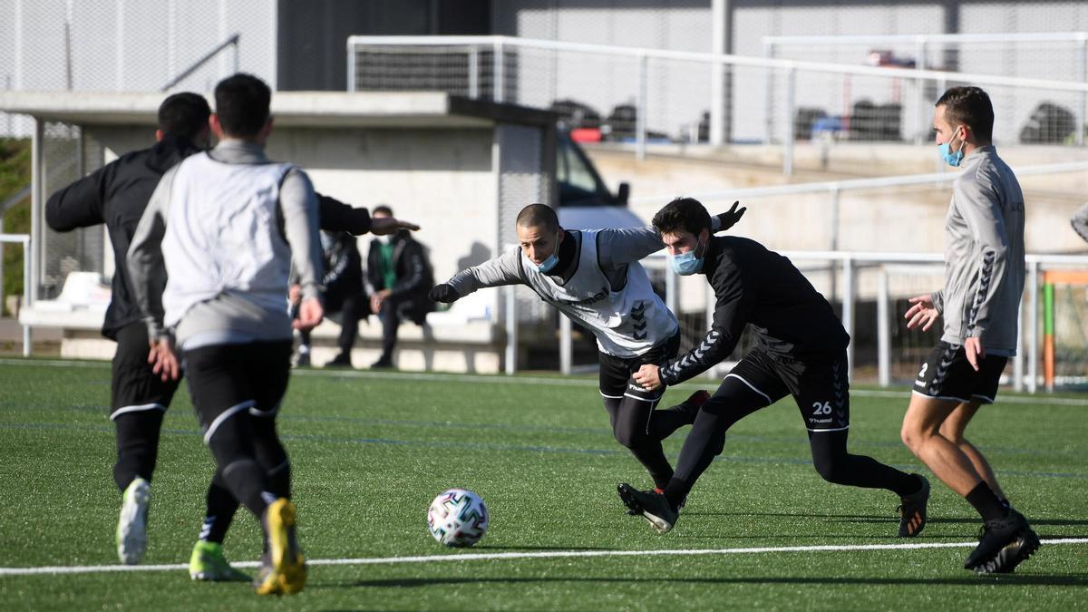 La plantilla entrenando el pasado lunes con mascarilla