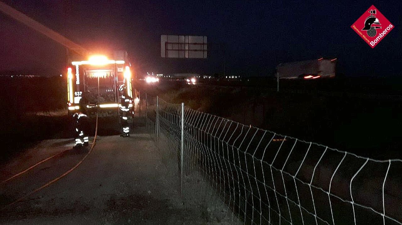 Los bomberos sofocan un incendio junto a la A-7 a la altura de Orihuela